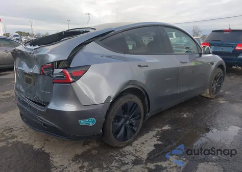 2025 Tesla Model Y Long Range Dual Motor All-Wheel Drive z USA, uszkodzony, nr VIN 7SAYGAEE0SF279045